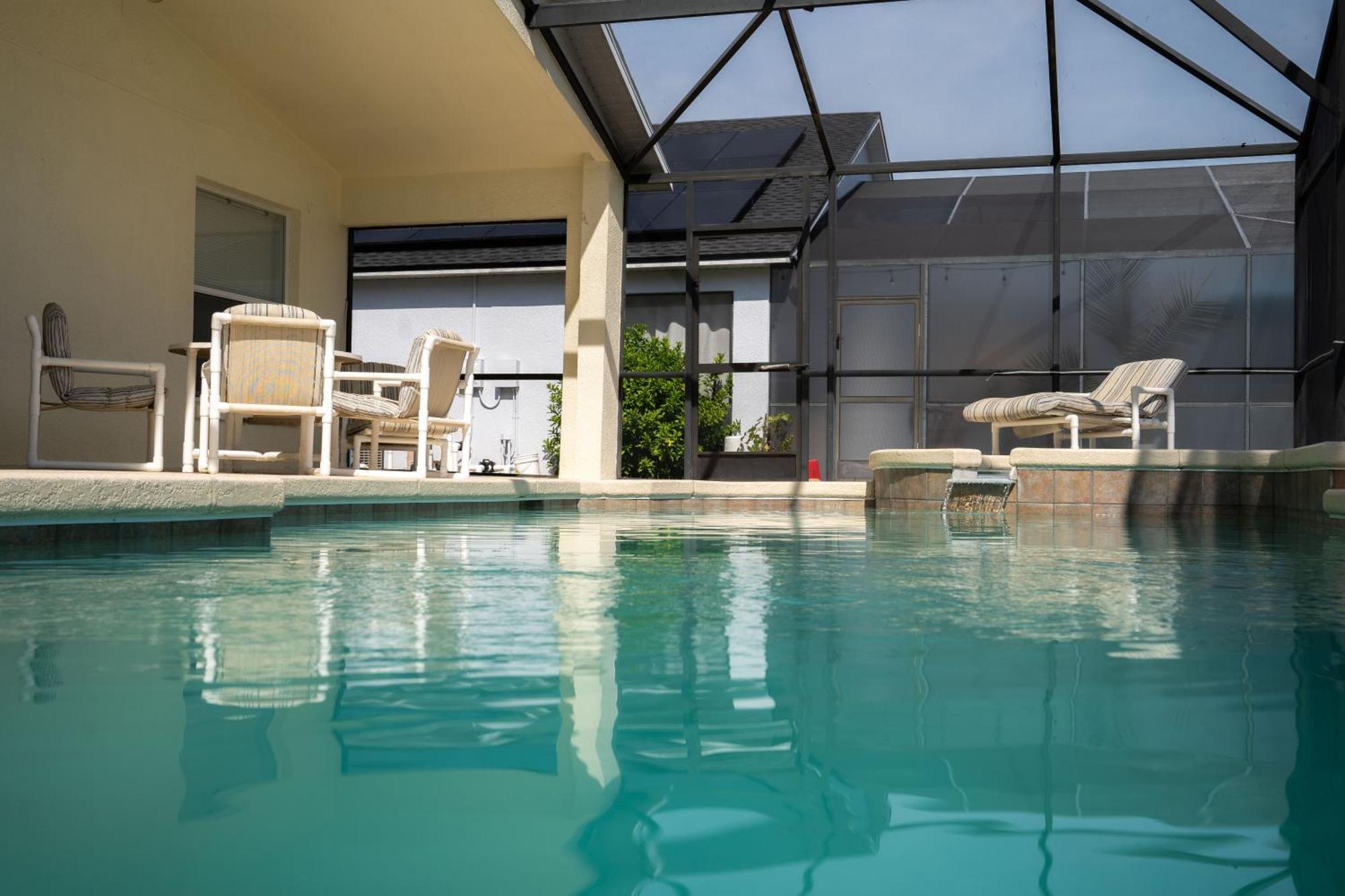 Family With Private Pool Area & Game Davenport